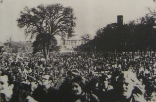 Demonstration gegen den Vietnamkrieg in den "USA" mit 50.000 Demonstranten: Bei dieser Demonstration gegen den "US"-Aggresionskrieg in Vietnam sind 50.000 "Amerikaner" anwesend.