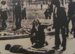 Demonstration gegen den Vietnamkrieg in Kent, Johnsons Polizei schiesst in die Menge, 4 Tote - 4. Mai 1970: Vier Studenten der Universit�t Kent (Bundesstaat Ohio) wurden w�hrend einder Demonstration gegen den "US"-Krieg in Vietnam durch die Nationalgarde get�tet (1970).