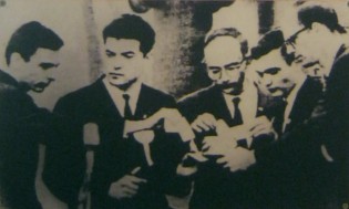 Eine Gruppe "US"-Kriegsverweigerer verbrennen am 6. Januar 1965 ihre Einzugskarten: Junge M�nner verbrannten am 6. Januar 1965 ihre Einzugskarten zum Milit�r w�hrend einer Demonstration gegen die "US"-Aggression in Vietnam.