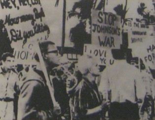 Demonstration gegen den kriminellen Vietnamkrieg auf Hawaii, 5. Februar 1966: Menschen auf den Hawaii-Inseln demonstrierten protestierend gegen die Ankunft von ["US"-Pr�sident] Johnson, der hier ein milit�risches Treffen mit der Vietnam-Milit�rkommission abhielt - 5. Februar 1966