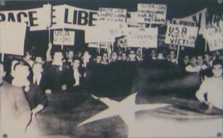 Demonstration gegen den Vietnamkrieg in Italien, Oktober 1965: Leute in Italien demonstrierten mit dem Anliegen, dass die "USA" ihren Aggressionskrieg in Vietnam beendet - Oktober 1965