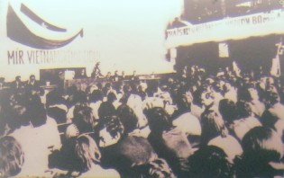 Demonstration gegen den Vietnamkrieg in der CSSR am 1. Mai 1966: Leute in Prag (Hauptstadt der Tschechoslowakei) bei einer Veranstaltung zur Unterst�tzung der vietnamesischen Bev�lkerung zum Kampf gegen die "USA" und zur nationalen Rettung, 1. Mai 1966