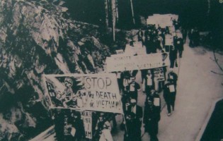 Norwegen: Demonstration gegen den Vietnamkrieg in Moss, 23.5.1966: Bewohner in Moss  (Norwegen) demonstrierten und verlangten den Stopp des "US"-Kriegs und verlangten den R�ckzug ihrer Truppen aus Vietnam, 23. Mai 1966