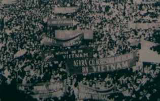 Rum�nien: Demonstration gegen den Vietnamkrieg am 30. Juni 1966: Demonstration in Rum�nien mit der Forderung, dass die "USA" ihren Aggressionskrieg in Vietnam stoppen sollte, 30, Juni 1966
