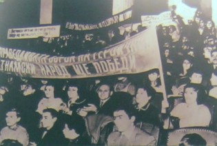 Bulgarien: Demonstration gegen den Vietnamkrieg in Sofia, Juli 1966: Demonstration in Sofia (Hauptstadt von Bulgarien), sie klagten die "USA" wegen der Eskalation und wegen des destruktiven Krieges in Nordvietnam an, Juli 1966