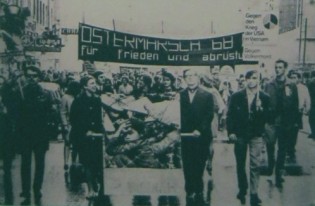 �sterreich: Demonstration (Ostermarsch) gegen den Vietnamkrieg in Wien, 27. April 1968: Bev�lkerung in Wien (Republik �sterreich) hiessten an ihrer Demonstration die Flagge der S�dvietnamesischen Nationalen Befreiungsfront, gleichzeitig mit der Anklage der "USA" f�r ihre Kriegsverbrechen in Vietnam, 27. April 1968