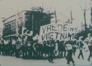 Holland: Demonstration gegen den Vietnamkrieg in Amsterdam 1970: Bev�lkerung in Amsterdam (K�nigreich der Niederlande) demonstrierte gegen die "US"-Aggression in Vietnam und forderte "Frieden in Vietnam", 1970