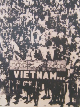 Ungarn: Demonstration gegen den Vietnamkrieg in Budapest, 1. Mai 1966: Bev�lkerung in Budapest (Hauptstadt der Republik Ungarn) demonstrierte am 1. Mai 1966 f�r die Unterst�tzung des vietnamesischen Volkes f�r den Kampf gegen die "USA" zur nationalen Rettung