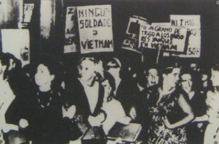 Argentinien: Demonstration gegen den Vietnamkrieg in Buenos Aires am 25. M�rz 1966: Bev�lkerung in Buenos Aires (Hauptstadt Argentiniens) demonstrierte am 25. M�rz 1966 gegen die "US"-Invasion in Vietnam