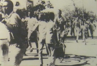 Dominikanische Republik: Demonstration gegen den Vietnamkrieg in Santo Domingo 1968: 1000e Studenten demonstrierten 1968 in Santo Domingo (Hauptstadt der Dominikanischen Republik) gegen den Aggressionskrieg der "USA" in Vietnam.