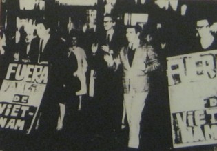 Uruguay: Demonstration gegen den Vietnamkrieg in Montevideo, April 1967: Bev�lkerung in Montevideo (Hauptstadt der Republik Uruguay) demonstrierte im April 1967 mit der Forderung nach einem R�ckzug der "US"-Truppen aus Vietnam.