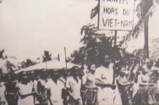 Kongo: Demonstration gegen den Vietnamkrieg in Brazaville, 14. Mai 1967: Bev�lkerung in Brazzaville (Hauptstadt des Kongo) demonstrierte am 14. Mai 1967 mit der Forderung, dass die "USA" ihren Aggressionskrieg in Vietnam beenden.