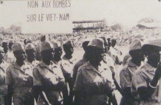 Guinea (Westafrika): Demonstration gegen den Vietnamkrieg 1966:  In der Volksrepublik Guinea demonstrierte im Jahre 1966 die Bev�lkerung gegen den Aggressionskrieg der "USA" in Vietnam mit dem Slogan "Vietnam nicht bombardieren" ("Not to bomb Vietnam")