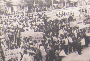 Demonstration gegen den Vietnamkrieg in Tansania am 1. Mai 1967: Am 1. Mai 1967 demonstrierte die Bev�lkerung in der Republik Tansania mit Slogans gegen die barbarischen "US"-Verbrechen in Vietnam.