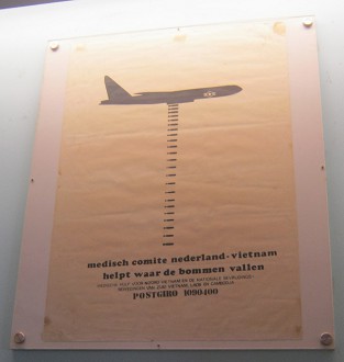 Holl�ndisches Protestplakat des Medizinischen Komitees Holland-Vietnam gegen den Vietnamkrieg, wo Bomben auf Vietnam, Laos und Kambodscha geschmissen werden