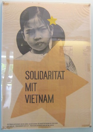 Plakat der DDR (Ostdeutschland) mit dem Appell f�r Solidarit�t mit Vietnam