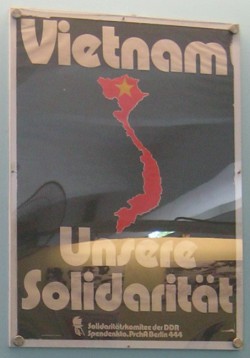 Plakat der DDR (Ostdeutschland) f�r die Solidarit�t mit Vietnam mit einer Landkarte von Vietnam