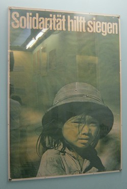 Plakat der DDR (Ostdeutschland) f�r Solidarit�t mit Vietnam: "Solidarit�t hilft siegen"