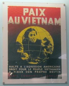Frankreich: Plakat gegen den Vietnamkrieg: Protestplakat der Franz�sischen Kommunistischen Partei mit der Unterst�tzung des Widerstands des vietnamesischen Volkes gegen die "US"-Aggression, Mai 1967