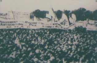 Demonstration gegen den Vietnamkrieg in Paris, August 1967: Leute in Paris (Hauptstadt von Frankreich) demonstrierten im August 1967 mit der Forderung, dass die "USA" sich aus Vietnam zur�ckziehen sollten.