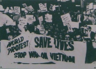 Demonstration gegen den Vietnamkrieg in Sydney (Australien) 1966: Jugenddemonstration in Sydney (Australien) 1966 mit Protest gegen die australische Regierung, die mit den "USA" zusammenarbeitete und junge Australier dazu zwang, in der "US"-Schlacht in Vietnam zu Ziel zu werden.