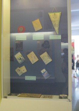 Vitrine mit Wimpel und Abzeichen als Solidarit�tsbekundung mit Vietnam