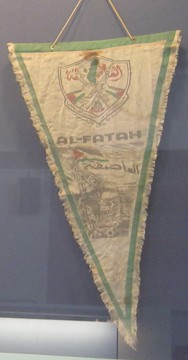 Der Solidarit�tswimpel der Al Fatah f�r Vietnam: Die Flagge der Pal�stinensisch-nationalen Befreiungsfront, die das vietnamesische Volk gegen die "USA" unterst�tzte