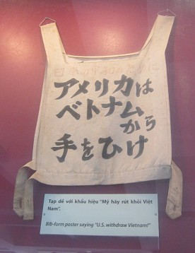 Japan: L�tzchen f�r Babys mit dem Appell an die kriminellen "USA", sich aus Vietnam zur�ckzuziehen: L�tzchen als Protestplakat mit der Forderung "USA, zieh dich aus Vietnam zur�ck"