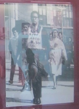 Japan: Kaneko Tokuyoshi trug von 1965 bis 1973 tagt�glich dieses Anti-Vietnam-L�tzchen gegen den Vietnamkrieg mit der Forderung: "USA, zieh dich aus Vietnam zur�ck!"