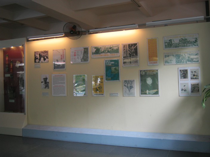 Foto- und Postergalerie mit Protestplakaten gegen den Vietnamkrieg