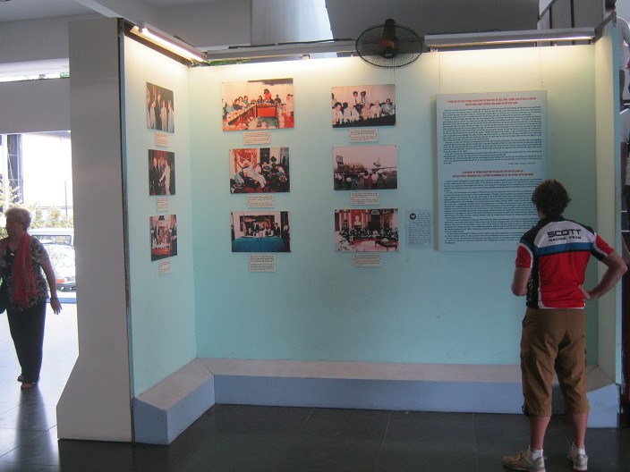 Fotoecke mit der Fotogalerie �ber die "US"-Delegierten in Vietnam in den 1990er-Jahren