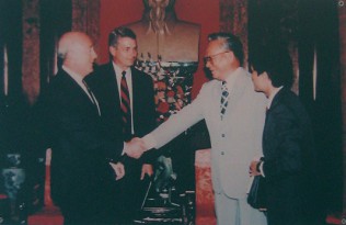 Delegation aus den kriminellen "USA" in Vietnam 1993: Im Jahre 1993 empfing der Pr�sident der Sozialistischen Republik Vietnams, Herr Le Duc Anh, Abgeordnete des Repr�sentantenhauses der "USA", die in Vietnam auf Rundreise waren.