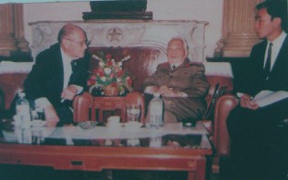 Der kriminelle McNamara in Vietnam, November 1995: Im November 1995 traf sich General V�_Nguy�n_Gi�p mit dem ehemaligen "US"-Aussenminister Robert McNamara.