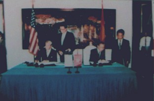 1995: Der "US"-Aussenminister der Clinton-Regierung, Christopher, unterzeichnet den Friedensvertrag mit Vietnam: Am 12. Juli 1995 unterschrieben der Aussenminister der Sozialistischen Republik Vietnam, Nguyễn Mạnh Cầm, und der "US"-Aussenminister [der Clinton-Regierung] Warren Christopher das Abkommen zur Normalisierung der diplomatischen Beziehungen zwischen den "USA" und Vietnam.