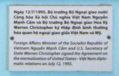 1995: Der "US"-Aussenminister der Clinton-Regierung, Christopher, unterzeichnet den Friedensvertrag mit Vietnam