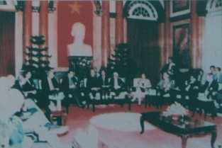 Kriminelle "USA": Da ist eine "Handelsdelegation" in Vietnam: Am 12. Oktober 1995 begr�sste der Generalsekret�r der Vietnamesischen Kommunistischen Partei, Do Muoi, �ber 60 "US"-Gesch�ftsleute und Journalisten, die in Vietnam auf Rundreise waren.