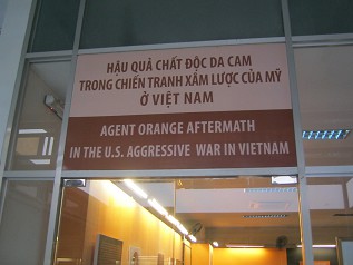 Die berschrift am Halleneingang "Auswirkungen durch Agent Orange im aggressiven "US"-Krieg in Vietnam ("Agent Orange Aftermath in the U.S. Aggressive War in Vietnam")