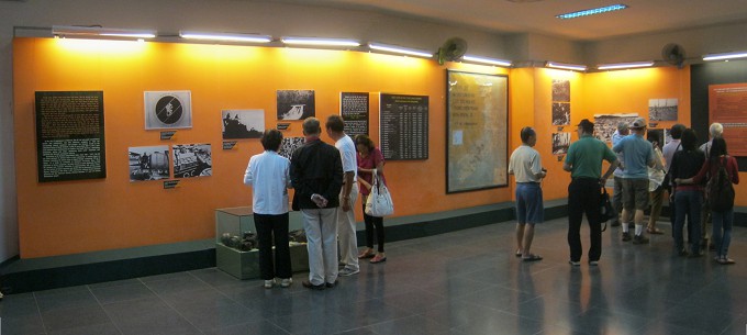 Sicht in die Halle mit der ersten, langen Fotogalerie, Panorama
