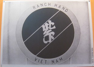 Das Logo der Entlaubungsoperation "Ranch Hand": Dies war das Logo der "Operation Ranch Hand", des Programms der "US"-Luftwaffe, um ganze Gegenden in Sdvietnam und Laos zu entlauben, von Januar 1962 bis Februar 1971 [und dann unter "US"-Prsident Nixon auch in Kambodscha 1972-1975].