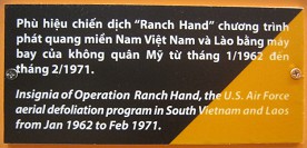 Das Logo der Entlaubungsoperation "Ranch Hand", Text: Dies war das Logo der "Operation Ranch Hand", des Programms der "US"-Luftwaffe, um ganze Gegenden in Sdvietnam und Laos zu entlauben, von Januar 1962 bis Februar 1971 [und dann unter "US"-Prsident Nixon auch in Kambodscha 1972-1975].