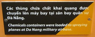 Agent-Orange wird in Fsser abgefllt und auf Lastwagen verladen, Text: Chemiecontainer wurden verladen, um auf dem Militrflugplatz in Sprhflugzeuge montiert zu werden.