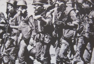 NATO-Soldaten bereiten sich mit Gasmaske auf einen Agent-Orange-Einsatz vor: US-Truppen bereiten sich in Sdvietnam auf einen Sprheinsatz mit giftigen Chemikalien vor.