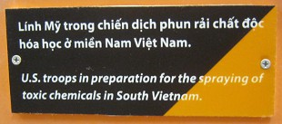 NATO-Soldaten bereiten sich mit Gasmaske auf einen Agent-Orange-Einsatz vor, Text: US-Truppen bereiten sich in Sdvietnam auf einen Sprheinsatz mit giftigen Chemikalien vor.