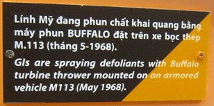 Entlaubungsaktion mit Agent Orange vom Panzer aus, Text: NATO-GI-Soldaten sprhen Entlau-bungschemikalien mit einem Buffalo-Turbinenwerfer, der auf einem Fahrzeug M113 montiert ist (Mai 1968).
