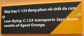 "US"-NATO-Entlaubungsaktion gegen Vietnam mit hochgiftigem Agent Orange mit Flugzeug, Text: C.123-Transportflugzeuge fliegen im Tiefflug und sprayen Agent Orange unter der Flugbahn.