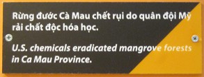 Durch Agent Orange entlaubter Mangrovenwald in der Provinz Ca Mau, Text: Chemiewaffen der "USA" rotten den Mangrovenwald aus, Provinz Ca Mau