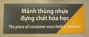 Das Schild beim Pestizidcontainer am Raketenwerfer, Text: Dieser Teil eines Containers war mal mit Chemiewaffen gefllt