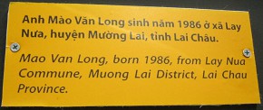 Agent-Orange-Opfer Mao Van Long, Text: Mao Van Long, geboren 1986, aus der Gemeinde Lay Nua, Distrikt Muon Lai, Provinz Lai Chau.