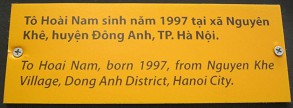 Agent-Orange-Opfer To Hoai Nam, Text: To Hoai Nam, geboren 1997, aus dem Dorf Nguyen Khe, Distrikt Dong Anh, Stadt Hanoi