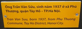 Agent-Orange-Opfer Tran Van Suu, Text: Tran Van Suu, geboren 1937, aus der Gemeinde Phu Thuong, Distrikt Tay Ho, Stadt Hanoi